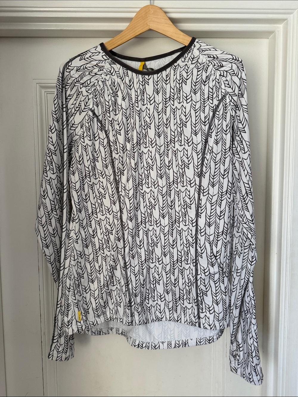 Lole White Long-Sleeve fleece-lined Top with Black Arrow Print